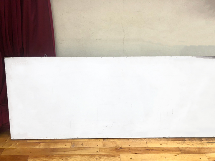 体育館の舞台にある白い板