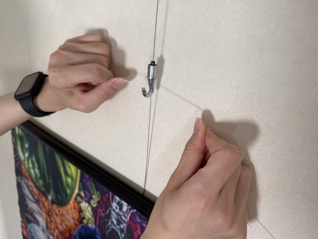 タペストリーをフックにかける