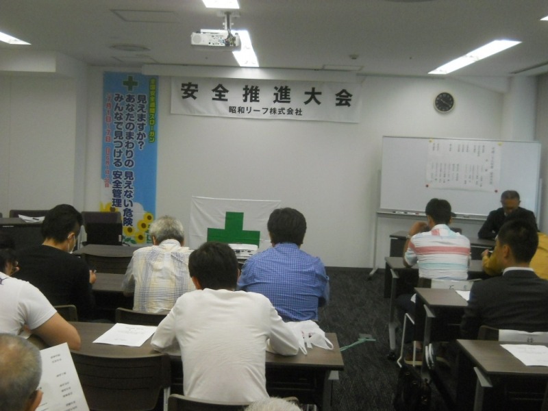 横断幕を壁に貼る