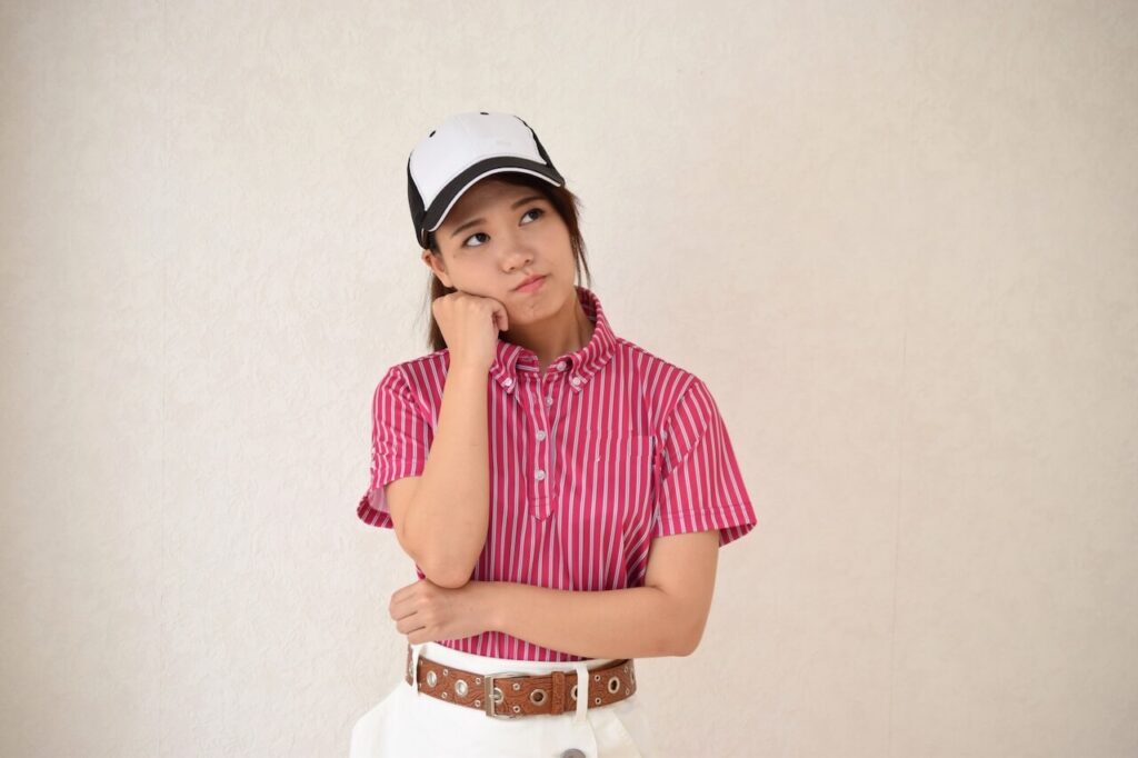 悩むゴルフ好きの女性