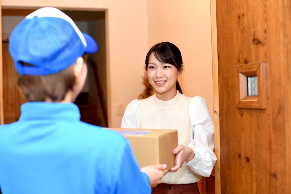 荷物を受け取る人