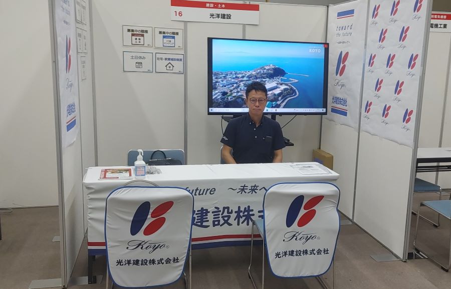 会社のロゴが入った椅子カバーとテーブルクロス