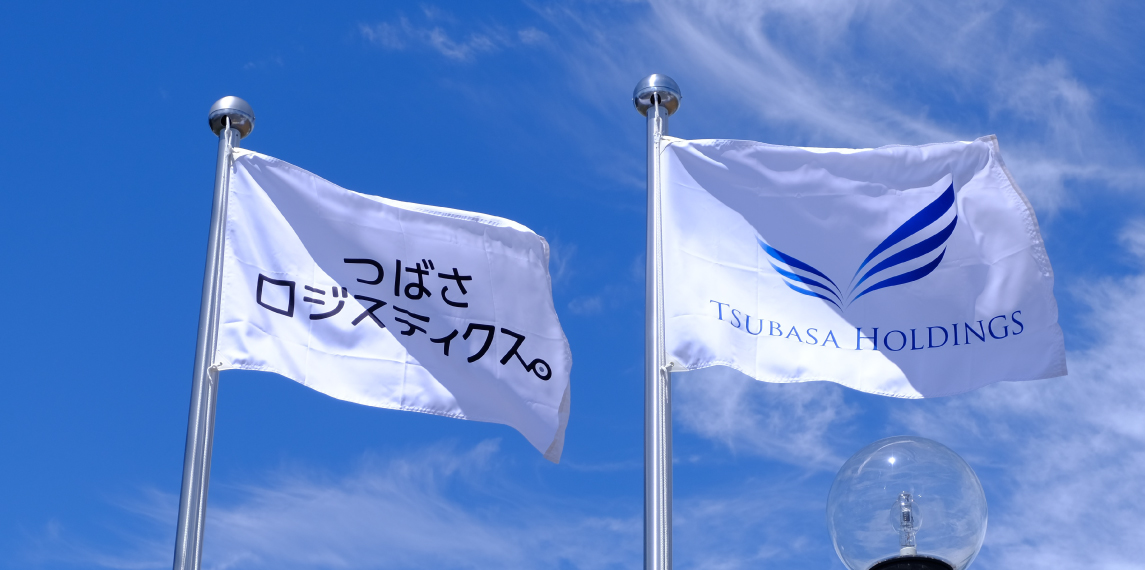 ポールに掲げられた社旗
